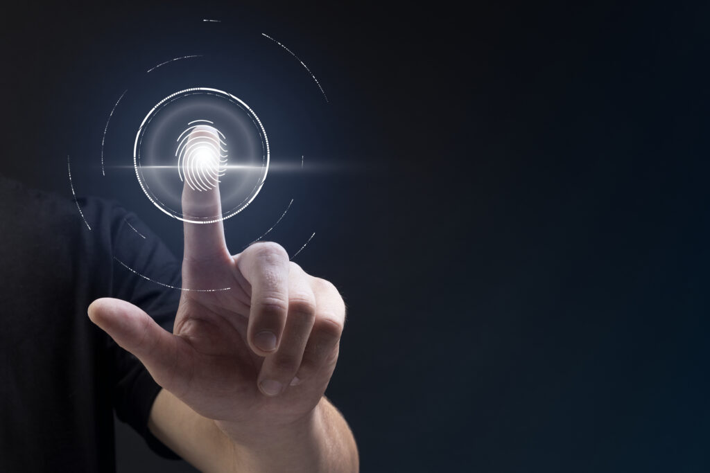 Imagem de uma pessoa tocando uma tela com impressão digital digitalizada e elementos tecnológicos.